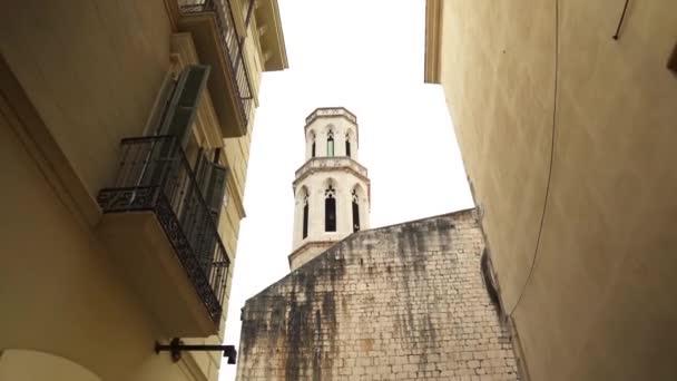 菲格雷斯市五彩斑斓的街道西班牙 菲格雷斯一条漂亮街道上的纪念品商店和商店 西班牙Figueres的Salvador Dali博物馆 — 图库视频影像