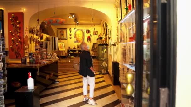 Tienda Recuerdos Figueres Una Mujer Elige Recuerdo Cerca Del Museo — Vídeos de Stock