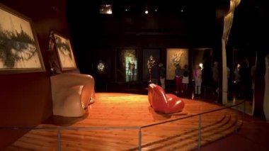İspanya Figueres 'deki Salvador Dali Müzesi. Figueres 'deki Dali Tiyatro Müzesi. Figueres, Katalonya 'daki sürrealist ressam Salvador Dali Müzesi. Müze sergileri