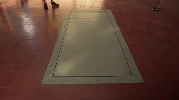 萨尔瓦多 达利的坟墓达尔剧院 菲格雷斯 萨尔瓦多 达利坟墓的墓碑 在Figueres挖出的Salvador Dali的遗骸 Figueres的Salvador Dali博物馆 — 图库视频影像