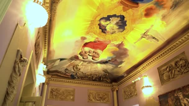 スペインのフィゲレスにあるサルバドール ダリ美術館 フィゲラスのダリ劇場博物館 カタルーニャのフィゲレスにある超現実主義画家サルバドール ダリの博物館 博物館展示 — ストック動画