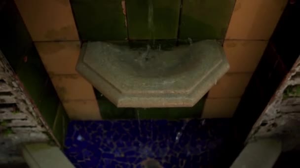 スペインのフィゲレスにあるサルバドール ダリ美術館 フィゲラスのダリ劇場博物館 スペインのダリ美術館の中庭に噴水 — ストック動画