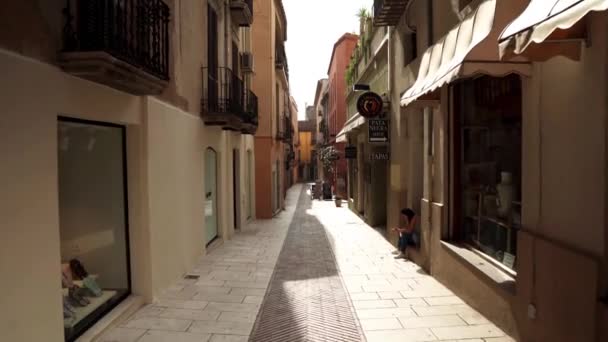 菲格雷斯市五彩斑斓的街道西班牙 菲格雷斯一条漂亮街道上的纪念品商店和商店 西班牙Figueres的Salvador Dali博物馆 — 图库视频影像
