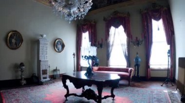 İstanbul 'daki Dolmabahce Sarayı. İstanbul 'da İstanbul Boğazı' nın Avrupa yakasındaki Osmanlı Sultanları Sarayı. Beşiktaş 'taki Ulusal Türkiye Müzesi