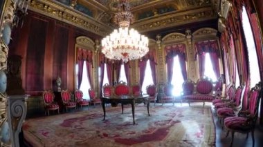İstanbul 'daki Dolmabahce Sarayı. İstanbul 'da İstanbul Boğazı' nın Avrupa yakasındaki Osmanlı Sultanları Sarayı. Beşiktaş 'taki Ulusal Türkiye Müzesi