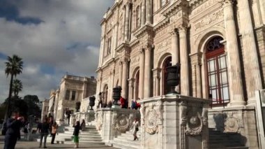 İstanbul 'daki Dolmabahce Sarayı. İstanbul 'da İstanbul Boğazı' nın Avrupa yakasındaki Osmanlı Sultanları Sarayı. Beşiktaş 'taki Ulusal Türkiye Müzesi