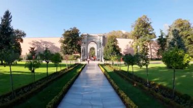 İstanbul 'daki Dolmabahce Sarayı. İstanbul 'da İstanbul Boğazı' nın Avrupa yakasındaki Osmanlı Sultanları Sarayı. Beşiktaş 'taki Ulusal Türkiye Müzesi