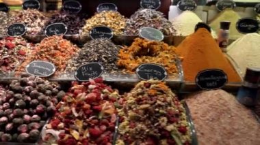 İstanbul 'daki Mısır Çarşısı. Baharat pazarı, tatlılar, baharatlar ve şifalı bitkiler, baharatlar, kurutulmuş meyve ve et lezzetleri. Markette hindili bir sürü insan var.