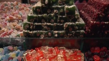 İstanbul 'daki Mısır Çarşısı. Baharat pazarı, tatlılar, baharatlar ve şifalı bitkiler, baharatlar, kurutulmuş meyve ve et lezzetleri. Markette hindili bir sürü insan var.