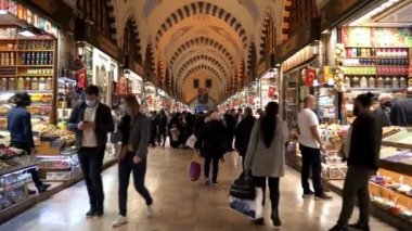 İstanbul 'daki Mısır Çarşısı. Baharat pazarı, tatlılar, baharatlar ve şifalı bitkiler, baharatlar, kurutulmuş meyve ve et lezzetleri. Markette hindili bir sürü insan var.