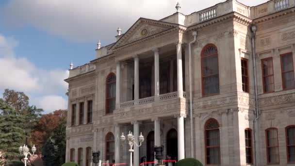 イスタンブールのドルマバフチェ宮殿 イスタンブールのボスポラスのヨーロッパ側にあるオスマン帝国のスルタンの宮殿 ベスキタスのトルコ国立博物館 — ストック動画