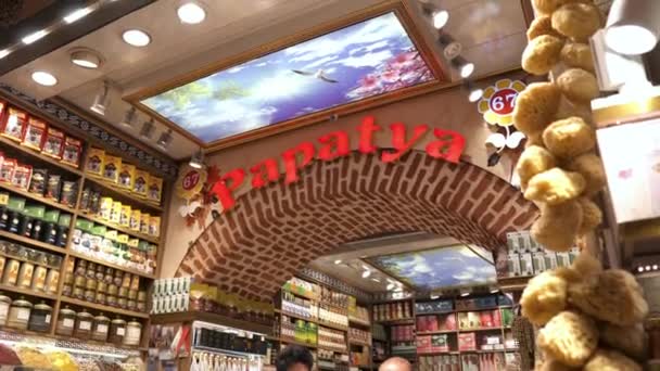 伊斯坦布尔的埃及集市采购产品香料市场 香料和药草 干果和肉制品 在火鸡市场上有很多人 — 图库视频影像