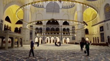 İstanbul 'daki Camlica Camii. İstanbul 'un en büyük camii. Büyük bir kültürel ve dini Müslüman kompleksi. Camlica Camii 'nin içinde mavi el yapımı halı..