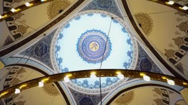 İstanbul 'daki Camlica Camii. İstanbul 'un en büyük camii. Büyük bir kültürel ve dini Müslüman kompleksi. Camlica Camii 'nin içinde mavi el yapımı halı..