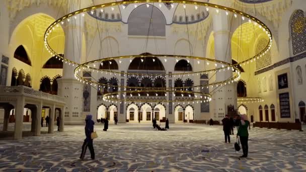 伊斯坦布尔的Camlica清真寺 伊斯坦布尔最大的清真寺巨大的文化和宗教穆斯林建筑群 Camlica清真寺内部的蓝色手工地毯 — 图库视频影像