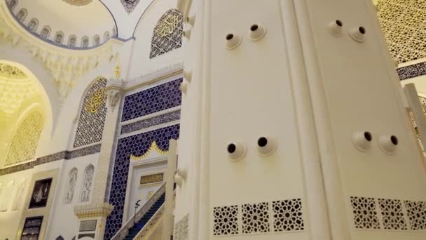 伊斯坦布尔的Camlica清真寺 伊斯坦布尔最大的清真寺巨大的文化和宗教穆斯林建筑群 Camlica清真寺内部的蓝色手工地毯 — 图库视频影像