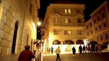 Monako 'nun gece manzarası. Monako 'daki renkli evler ve sokaklar. Monako şehri ve Akdeniz kıyısındaki küçük eyalet.. 