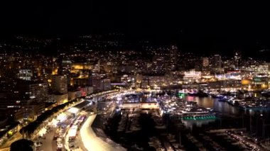 Monte Carlo Manzarası. Monako 'nun gece manzarası. Monako şehri ve Akdeniz kıyısındaki küçük eyalet. Fransa 'nın güneyinde lüks bir tatil köyü. Monako 'da pahalı yatları ve gemileri olan liman.
