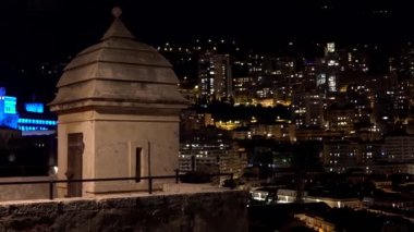 Monte Carlo Manzarası. Monako 'nun gece manzarası. Monako şehri ve Akdeniz kıyısındaki küçük eyalet. Fransa 'nın güneyinde lüks bir tatil köyü. Monako 'da pahalı yatları ve gemileri olan liman.