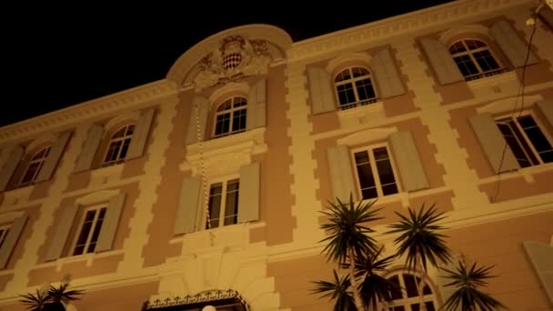 摩纳哥的夜景 摩纳哥五彩斑斓的房屋和街道 地中海沿岸的城市和小国 摩纳哥一幢维修良好的房子上有百叶窗的窗户 — 图库视频影像
