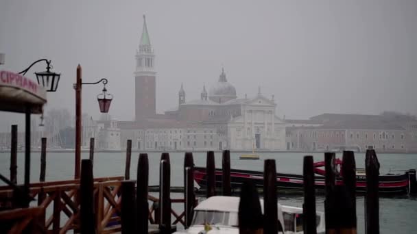 ジョジョ マッジョーレ イタリア北部のベネチアン ラグーンの島々で有名です 霧の中のヴェネツィア 市内中心部近くの桟橋 — ストック動画