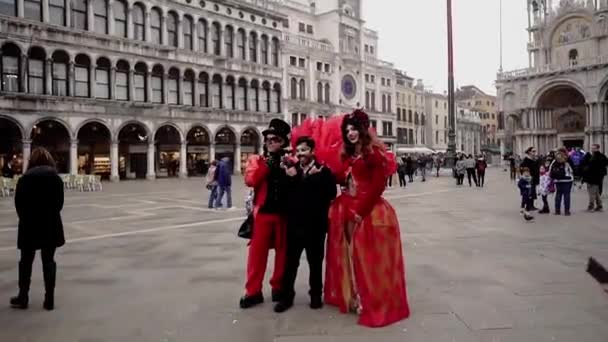 Турист Фотографируется Парой Костюмах Масках Венецианском Карнавале — стоковое видео