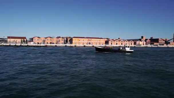 Panoramic View Venice Sailing Boat Beating Waves Coast Venice Panoramic — Vídeo de Stock