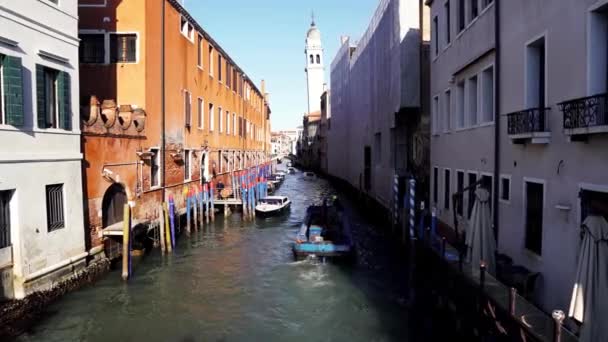 Лодки Плывут Вдоль Венецианского Канала Туристический Маршрут Венеции Город Воде — стоковое видео