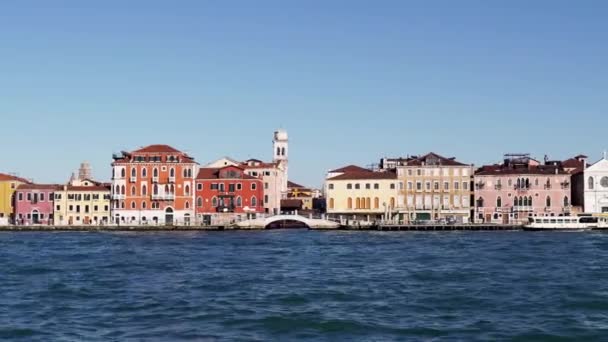 Panoramic View Venice Sailing Boat Beating Waves Coast Venice Ships — Stockvideo