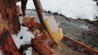 Ormanın arka planındaki dağ nehri. Ukrayna 'daki Gemba Dağı eteğinde Polonina Borzhava' nın kuzey yamaçlarında şelale. Shypit şelalesi