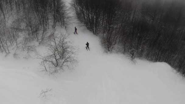 Drone Shot Van Mensen Skiën Berg Himba Skigebied Pylypets Karpaten — Stockvideo