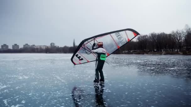 Man Skates Hand Wing Elderly Man Skimbat Frozen Lake Athlete — Vídeos de Stock