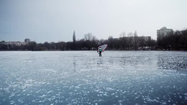 Man Skates Hand Wing Elderly Man Skimbat Frozen Lake Athlete — ストック動画