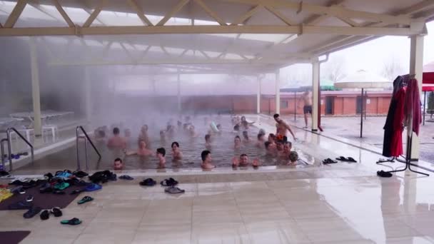 Thermal Waters Berehove People Swim Winter Hot Waters Thermal Springs — Stockvideo