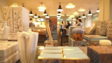 Eze köyünün yakınındaki parfüm fabrikası Fragonard. Parfüm esansı. Fransız Rivierası. Parfüm fabrikası Fragonard. Eze, Fransa. İnsanlar Fransa 'da Fransız parfümleri satın alıyor..