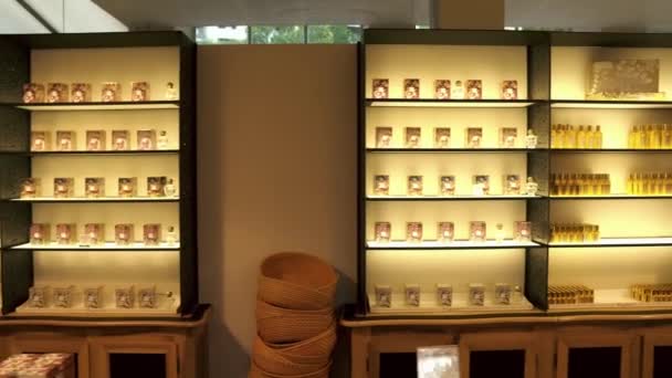 Eze村附近的香水工厂 Fragonard 香水精品麻袋 法国Riviera 香水工厂弗拉戈纳尔 Eze 设有香水及个人卫生用品的柜台 — 图库视频影像