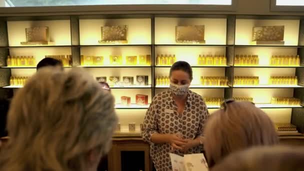 Eze村附近的香水工厂 Fragonard 香水精华拉克 法国里维拉 香水工厂弗拉戈纳尔 Eze 在法国人们买法国香水 — 图库视频影像