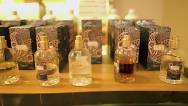 Eze村附近的香水工厂 Fragonard 香水精品麻袋 法国Riviera 香水工厂弗拉戈纳尔 Eze 设有香水及个人卫生用品的柜台 — 图库视频影像