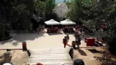 Hırvatistan 'daki Plitvice Lakes Ulusal Parkı' ndaki bir sokak kafeteryasındaki insanlar. Hırvatistan 'daki ulusal park. Yedek Plitvice Gölleri. Hırvatistan 'da Plitvice Göllerinde Şelale.