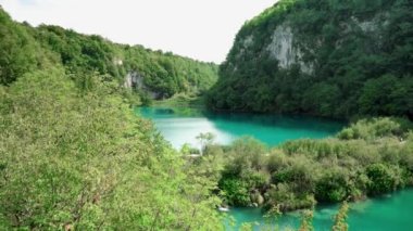 Hırvatistan 'daki Plitvice Lakes Ulusal Parkı. Yedek Plitvice Gölleri. Yüksek miktarda kalsiyum karbonat. Hırvatistan 'daki ulusal park. Şelaleler ve kireçtaşı kanyonuyla birbirine bağlı 16 gölden oluşan bir şelale..