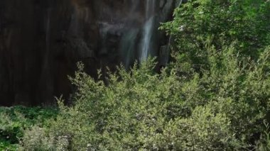 Hırvatistan 'daki Plitvice Göllerinde Şelale. Hırvatistan 'daki Plitvice Lakes Ulusal Parkı. Yedek Plitvice Gölleri. Şelaleler ve kireçtaşı kanyonuyla birbirine bağlı 16 gölden oluşan bir şelale. Dolomite vadisi