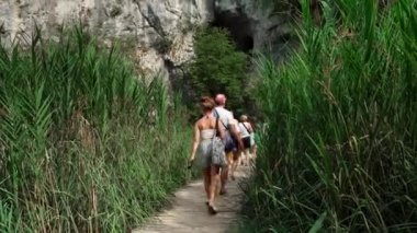 Hırvatistan 'daki Plitvice Lakes Ulusal Parkı. Yedek Plitvice Gölleri. Hırvatistan 'da bir doğa koruma alanında Dolomite vadisi. İnsanlar Plitvice Gölleri arasındaki yürüyüş patikaları boyunca yürür.