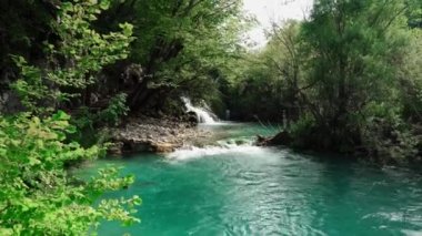 Hırvatistan 'daki Plitvice Göllerinde Şelale. Hırvatistan 'daki Plitvice Lakes Ulusal Parkı. Yedek Plitvice Gölleri. Şelaleler ve kireçtaşı kanyonuyla birbirine bağlı 16 gölden oluşan bir şelale. Dolomite vadisi