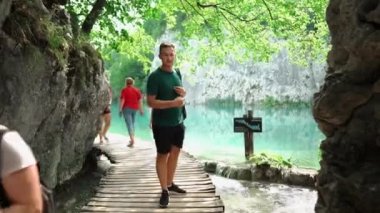 Hırvatistan 'daki Plitvice Lakes Ulusal Parkı. Yedek Plitvice Gölleri. Hırvatistan 'da bir doğa koruma alanında Dolomite vadisi. İnsanlar Plitvice Gölleri arasındaki yürüyüş patikaları boyunca yürür.