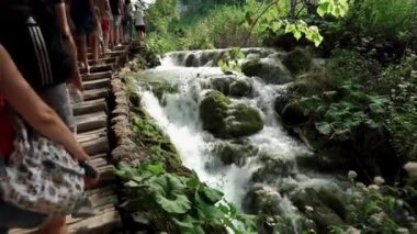 Hırvatistan 'daki Plitvice Lakes Ulusal Parkı. Yedek Plitvice Gölleri. Hırvatistan 'da bir doğa koruma alanında Dolomite vadisi. İnsanlar Plitvice Gölleri arasındaki yürüyüş patikaları boyunca yürür.