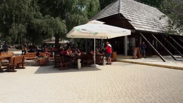 Люди Уличном Кафе Национальном Парке Плитвицкие Озера Хорватии Национальный Парк — стоковое видео