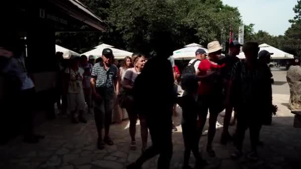 Gente Mette Fila Biglietti Parco Nazionale Dei Laghi Plitvice Croazia — Video Stock