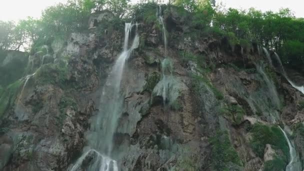クロアチアのプリトヴィツェ湖の滝 クロアチアのプリトヴィツェ湖国立公園 プリツヴィツェ湖の保護区 滝と石灰岩の峡谷によって接続された16湖のカスケード ドロマイト谷 — ストック動画