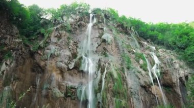 Hırvatistan 'daki Plitvice Göllerinde Şelale. Hırvatistan 'daki Plitvice Lakes Ulusal Parkı. Yedek Plitvice Gölleri. Şelaleler ve kireçtaşı kanyonuyla birbirine bağlı 16 gölden oluşan bir şelale. Dolomite vadisi