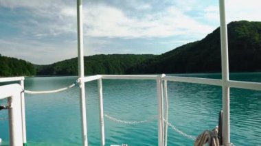 Plitvice Gölleri Ulusal Parkı 'ndaki 12 üst ve 4 alt göl arasında bulunan bir tekneden gölün görüntüsü. Hırvatistan 'daki Plitvice Lakes Ulusal Parkı. Yedek Plitvice Gölleri.